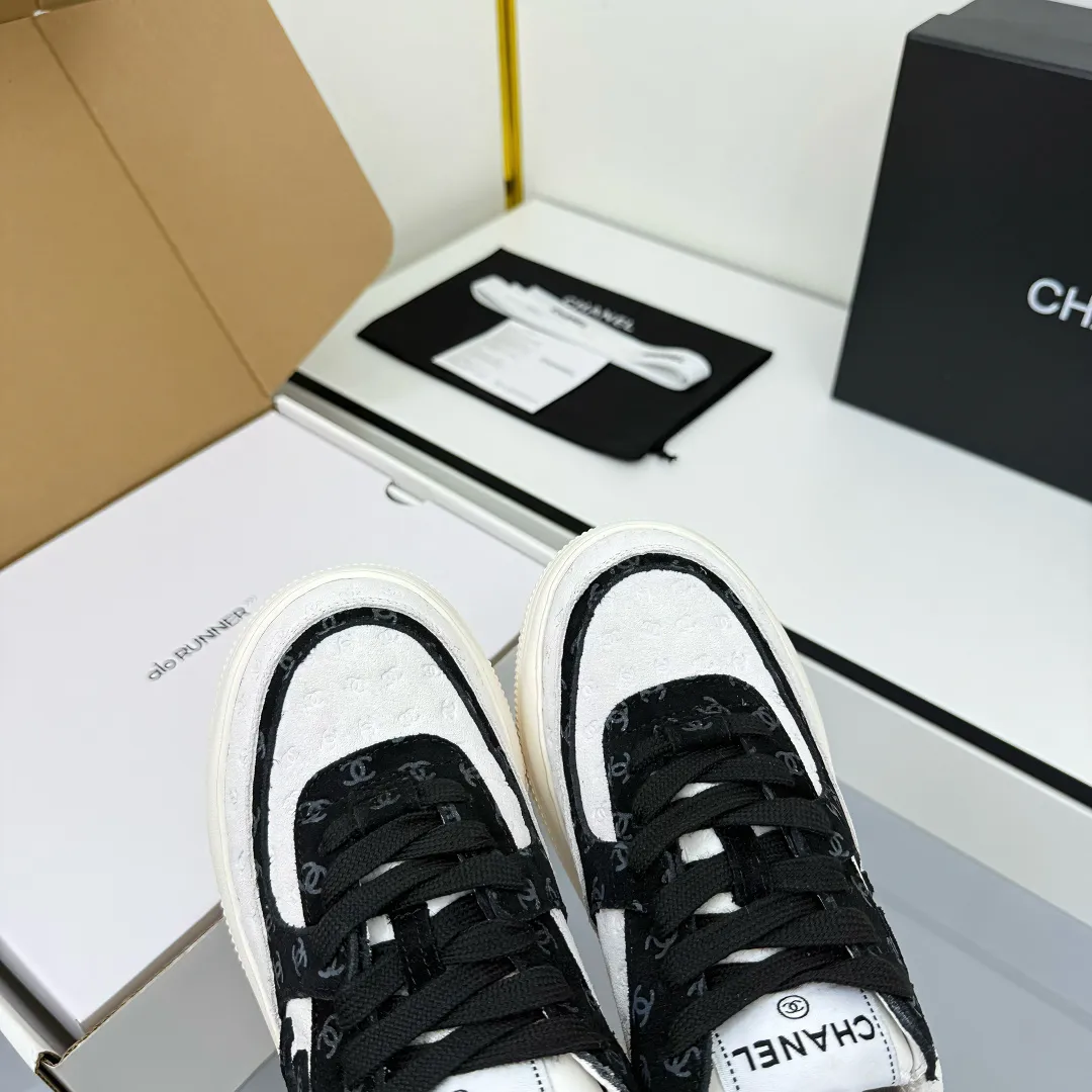 👟👟Ex-factory price 620👟👟 Chanel bread shoes ~ original calfskin panda shoes Chanel 25C latest hot style panda black and white sports shoes casual sneakers Xiaoxiang hot item classic black and white panda color coco girls must pay Fabric: original custom mixed sheepskin lining: original imported breathable mesh lining outsole: Original molded rubber + TPU combination Size: Women's 35-41